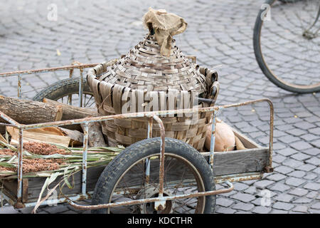 Asti, Italien - September 10, 2017: Alte demijohn Wein ist eine alte Karre transportiert Stockfoto