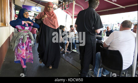 Zwei Frauen im Hijab Walk im italienischen Viertel Carlton Melbourne Australien Stockfoto