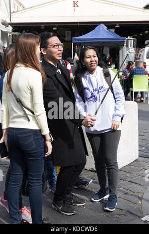 Die Leute machen Selfie Queen Victoria Market Queen Street Melbourne Australien Stockfoto