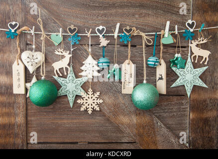 Rustikal Weihnachten Hintergrund mit festlichen Verzierungen Stockfoto