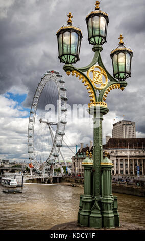 Reich verzierte Lampe auf die Westminster Bridge und London Eye, August 2013 Stockfoto