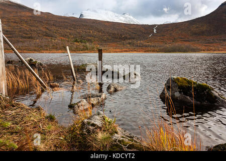 Kjersemvatnet, in Norwegen. Ein Foto auf Herbst mit Schnee in den Bergen. Stockfoto