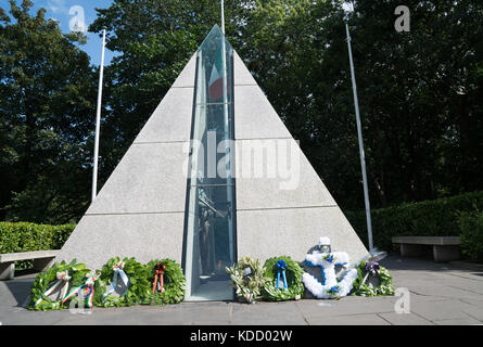 Dublin, Irland - 10 August, 2017; staturein Bronze der Soldat mit Gewehr in der Pyramide aus Glas und Stein, Monument, das an die Mitglieder der irischen Streitkräfte w Stockfoto