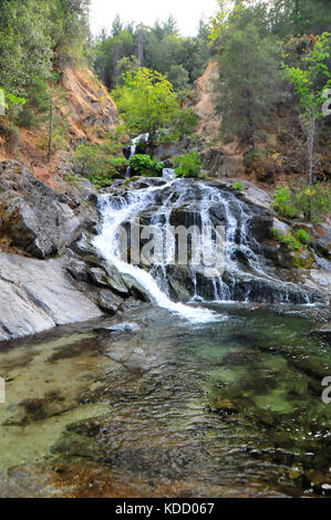 Die schöne Crystal Creek Falls in die Fantastischen Vier National Recreation Area in CA sind nur einen kurzen Spaziergang bis eine relativ flache Strecke. Andere Fälle sind in der Nähe. Stockfoto