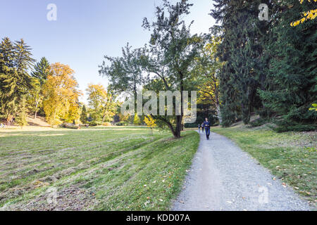 Prag, Tschechische Republik - 30 September, 2017: die Menschen besuchen Schloss Pruhonice Park in der Tschechischen Republik Stockfoto