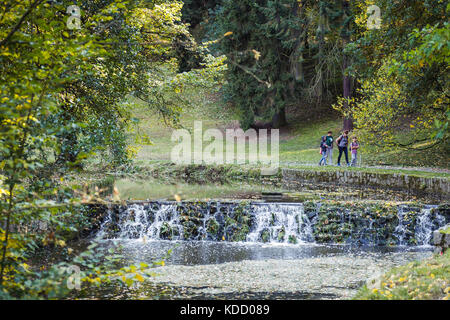 Prag, Tschechische Republik - 30. September 2017: die Menschen besuchen Schloss Pruhonice Park. Stockfoto