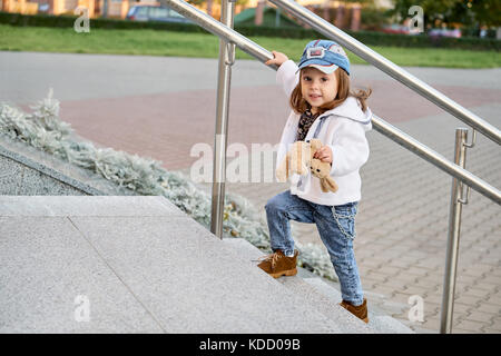 Modell Kind hip hop. Mädchen Street fashion jeans Kleidung Stockfoto