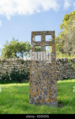 Ungewöhnliche Grabstein Kreuz in St. Michaels Kirchhof bei Duntisbourne rouse, Cotswolds, Gloucestershire, England Stockfoto