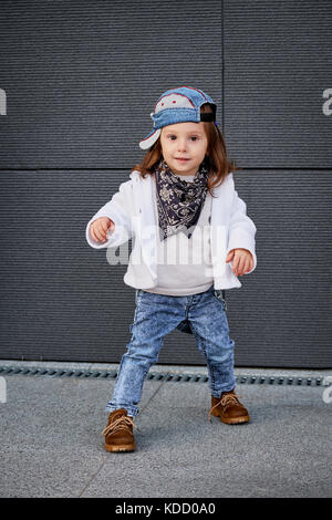 Mode baby girl hip hop. ein kleines Madchen in einem Baseball Cap Stockfotografie Alamy