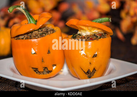 Jack-o-Lantern gefüllte Paprika auf eine Halloween Party serviert. Stockfoto