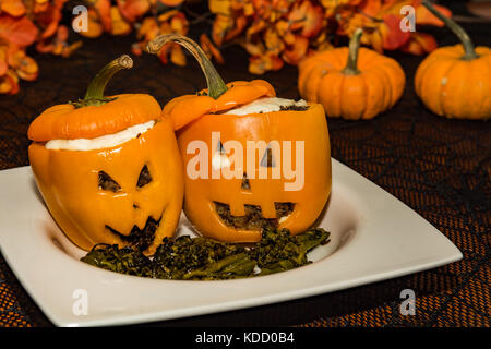 Jack-o-Lantern gefüllte Paprika auf eine Halloween Party serviert. Stockfoto