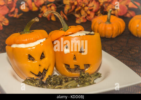 Jack-o-Lantern gefüllte Paprika auf eine Halloween Party serviert. Stockfoto