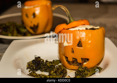 Jack-o-Lantern gefüllte Paprika auf eine Halloween Party serviert. Stockfoto