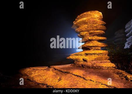 Die Schraube, el Tornillo, natürliche monunment, Nebel, Torcal de Antequera, Erosion arbeiten an Jurassic Kalksteine, Provinz Malaga, Antequera, Weltkulturerbe der Unesco Stockfoto