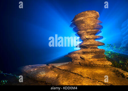 Die Schraube, el Tornillo, natürliche monunment, Nebel, Torcal de Antequera, Erosion arbeiten an Jurassic Kalksteine, Provinz Malaga, Antequera, Weltkulturerbe der Unesco Stockfoto