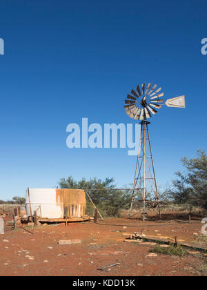 Stillgelegte Windmühle und Bohrung. Eine australische Outback Symbol. Stockfoto