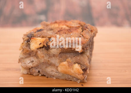 Scheibe Brotpudding mit Apfel Stockfoto