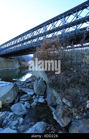 Brigde Reflexion in der kalten Herbst Fluss Stockfoto