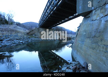 Brigde Reflexion in der kalten Herbst Fluss Stockfoto