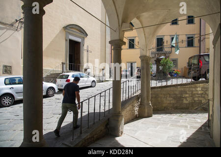 Piazza Amerighi mit Chiesa della Madonna del Morbo und Palazzo Gherardi in der mittelalterlichen Altstadt von Poppi, Toskana, Italien. 26. August 2017 © wojciech Stro Stockfoto