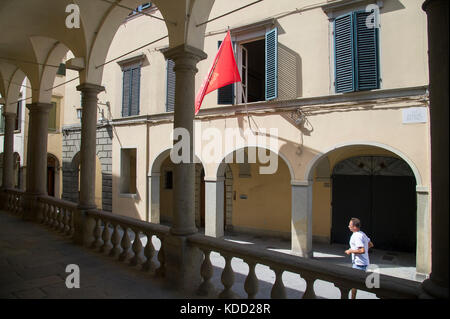 Palazzo Giorgi und Via Cesare Battisti in der mittelalterlichen Altstadt von Poppi, Toskana, Italien. 26. August 2017 © wojciech Strozyk/Alamy Stock Foto *** Lokale Stockfoto