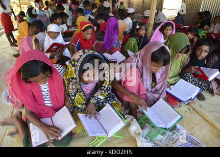 Rohingya Kinder lernen den Qur'an der balukhali provisorischen Lager in einer Madrasa in Cox's Bazar, Bangladesch am 10. Oktober 2017. Stockfoto