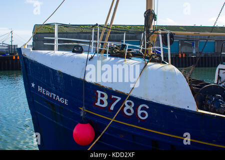 Den Bug eines kommerziellen Fischfang Trawler im Hafen im Ards Halbinsel Dorf Portavogie in Nordirland Stockfoto