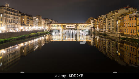 Ein Blick auf die Ponte Vecchio in der Nacht in Florenz, Italien. Stockfoto