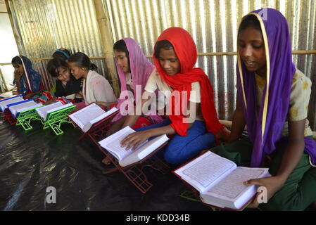 Rohingya Kinder lernen den Qur'an der balukhali provisorischen Lager in einer Madrasa in Cox's Bazar, Bangladesch am 10. Oktober 2017. Stockfoto