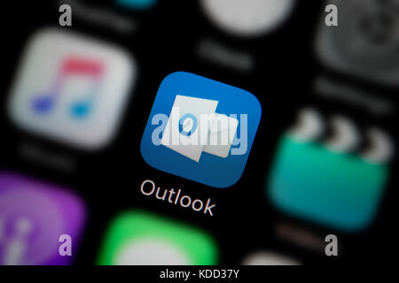 Eine Nahaufnahme des Logo für Microsoft Outlook app Symbol, wie auf dem Bildschirm eines Smartphones (nur redaktionelle Nutzung) Stockfoto