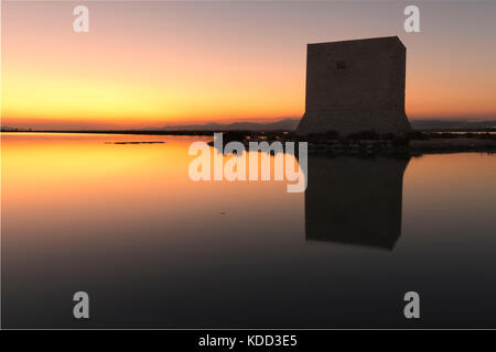 Turm von tamarit bei Sonnenuntergang in der Stadt Santa Pola, Provinz Alicante in Spanien Stockfoto