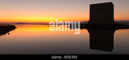 Turm von tamarit bei Sonnenuntergang in der Stadt Santa Pola, Provinz Alicante in Spanien Stockfoto