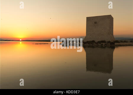 Turm von tamarit bei Sonnenuntergang in der Stadt Santa Pola, Provinz Alicante in Spanien Stockfoto