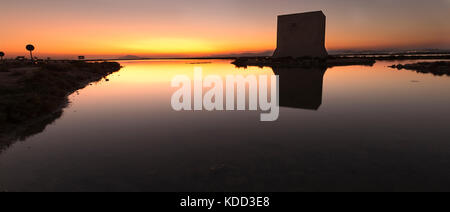 Turm von tamarit bei Sonnenuntergang in der Stadt Santa Pola, Provinz Alicante in Spanien Stockfoto