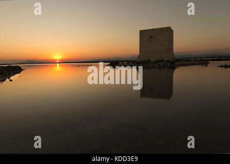 Turm von tamarit bei Sonnenuntergang in der Stadt Santa Pola, Provinz Alicante in Spanien Stockfoto