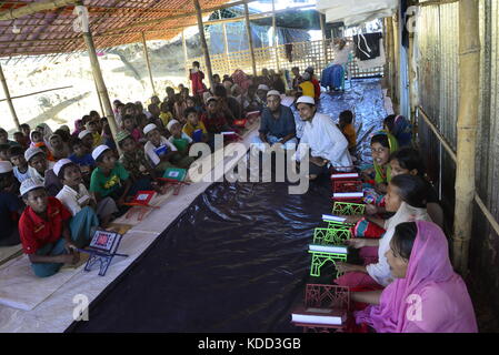 Rohingya Kinder lernen den Qur'an der balukhali provisorischen Lager in einer Madrasa in Cox's Bazar, Bangladesch am 10. Oktober 2017. Stockfoto