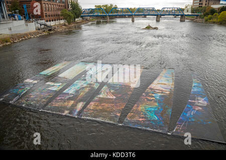 Grand Rapids, Michigan - Die jährlichen Kunstpreis Wettbewerb verfügt über mehr als tausend Kunstwerke an fast 200 Spielstätten in der Stadt. "Öl + Wasser' Stockfoto