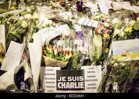 Hommage an die Opfer von Charlie Hebdo Tötung in Paris der 7. Januar 2015: Die Namen der Opfer auf eine Blumen Teppich Stockfoto