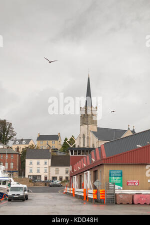 Blick auf den Kirchturm der St. Mary's Church vom Hafen Killybegs, Irland. Die Makrelen- und Heringsfischerei ist ein wichtiger Industriezweig in der Stadt. Stockfoto