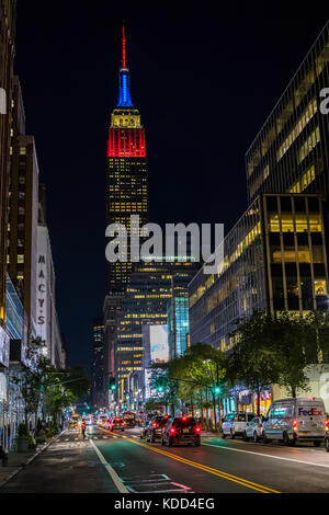 Empire State Building bei Nacht und Verkehr auf 34 Street, New York City Stockfoto