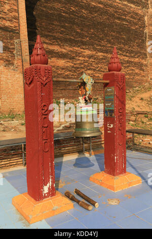 Die Klingel am Eingang Pahto Daw gyi Pagode (1790) bei Min. Kun auf dem Irrawaddy Fluss in der Nähe von Mandalay, Myanmar (Birma). Stockfoto