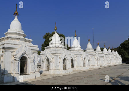 Maha Lokamarazein Kuthodaw Pagode in Mandalay, Myanmar (Birma) ist ein UNESCO-Welterbe und hat die buddhistischen Kanon eingeschrieben auf 729 Marmor Steinplatten. Stockfoto