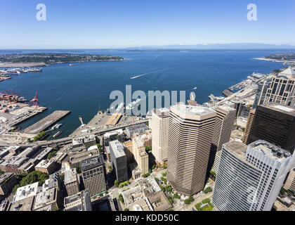 Luftaufnahme von Seattle Containerhafen und Ferry terminals und den Süden der Geschäftsviertel im Staat Washington die größte Stadt in der Nort Stockfoto