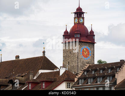 Die berühmten roten Uhrturm in der Stadt Luzern, Luzern, Schweiz. Stockfoto