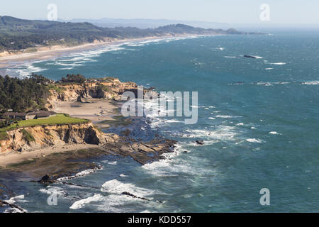 Atemberaubende Aussicht auf die Pazifikküste zwischen Newport und Lincoln in Oregon im Nordwesten der USA, von einem Standpunkt aus die 101 Highway, der f Stockfoto