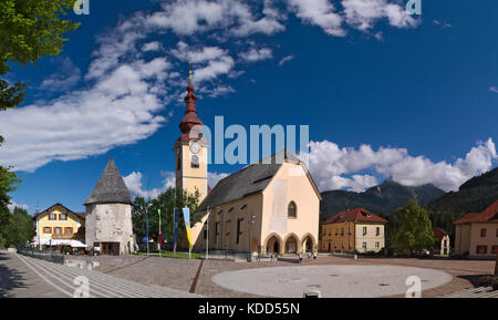 Befestigte Kirche des Heiligen Petrus und Paulus in der Alpenstadt Tarvisio, Friaul, Italien Stockfoto