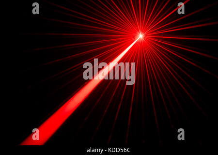 Roten Laserstrahlen Lichteffekt auf schwarzen Hintergrund Foto. Stockfoto