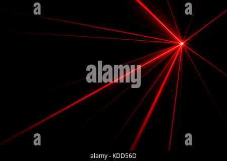 Roten Laserstrahlen Lichteffekt auf schwarzen Hintergrund Foto. Stockfoto