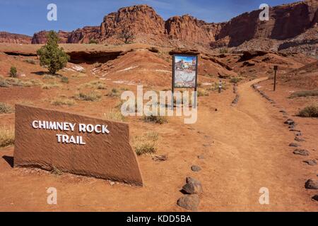 Chimney Rock Hiking Trail Information Table Capitol Reef National Park Center. Dry Desert Landscape Red Rock Cliffs Historic Fruita District Utah USA Stockfoto