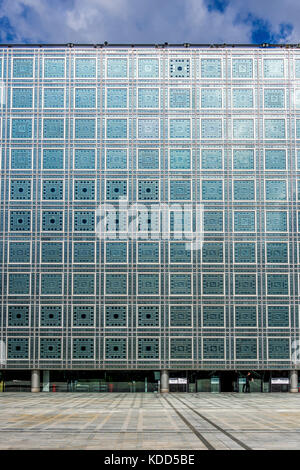 Die Fassade des Institut du monde arabe in Paris, Frankreich Stockfoto